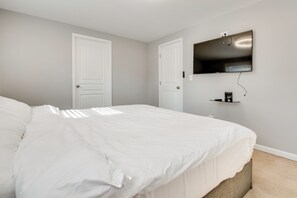 Room - 7 Mi to Dtwn ATL! Family-Friendly Escape w/ Deck (Atlanta)