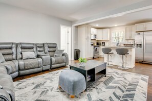 Living area - 7 Mi to Dtwn ATL! Family-Friendly Escape w/ Deck (Atlanta)