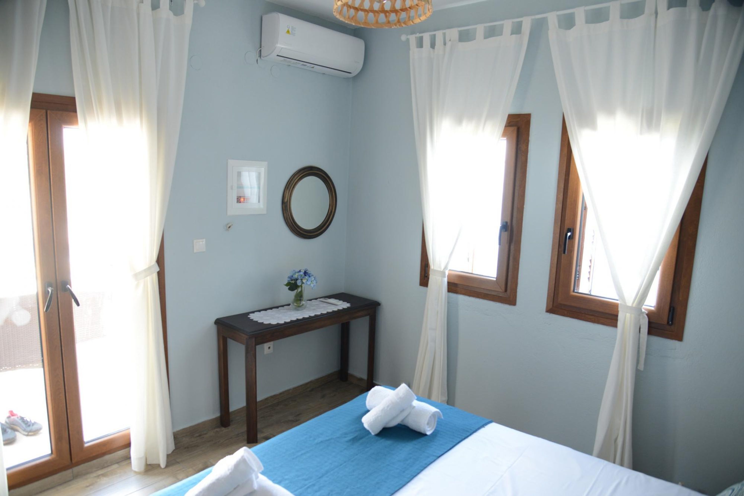 1 habitación, escritorio, tabla de planchar con plancha y cuna de viaje 