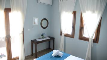 1 habitación, escritorio, tabla de planchar con plancha y cuna de viaje
