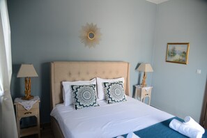 1 habitación, escritorio, tabla de planchar con plancha y cuna de viaje 