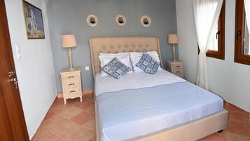 1 habitación, escritorio, tabla de planchar con plancha y cuna de viaje