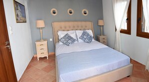 1 bedroom, desk, iron/ironing board, travel cot - Goddess Aphrodite Apartment (Nies)
