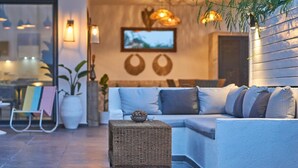 Ein modernes Wohnzimmer mit einer Couch, einem kleinen Tisch und Wanddekoration.