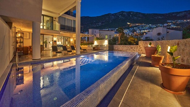 Ein moderner Poolbereich mit freiem Blick auf die umliegende Stadt und Berge.