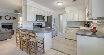Near Trails & Dtwn Springdale! Dog-Friendly Home