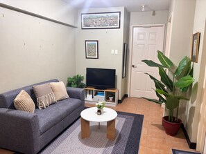 TV - 2-bedroom condo in delightful Taguig (Taguig)