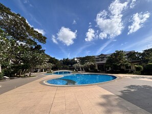 Outdoor pool - 2-bedroom condo in delightful Taguig (Taguig)