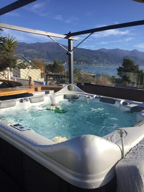 Outdoor spa tub - Rooftop Loft with Hydromassage (Nees Pagases)
