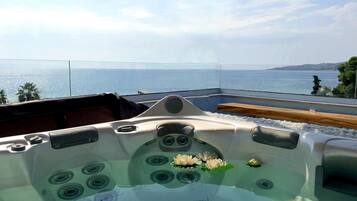 Outdoor spa tub