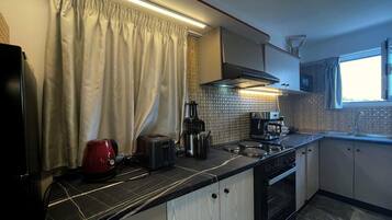 Coffee/tea maker, fridge, microwave, oven
