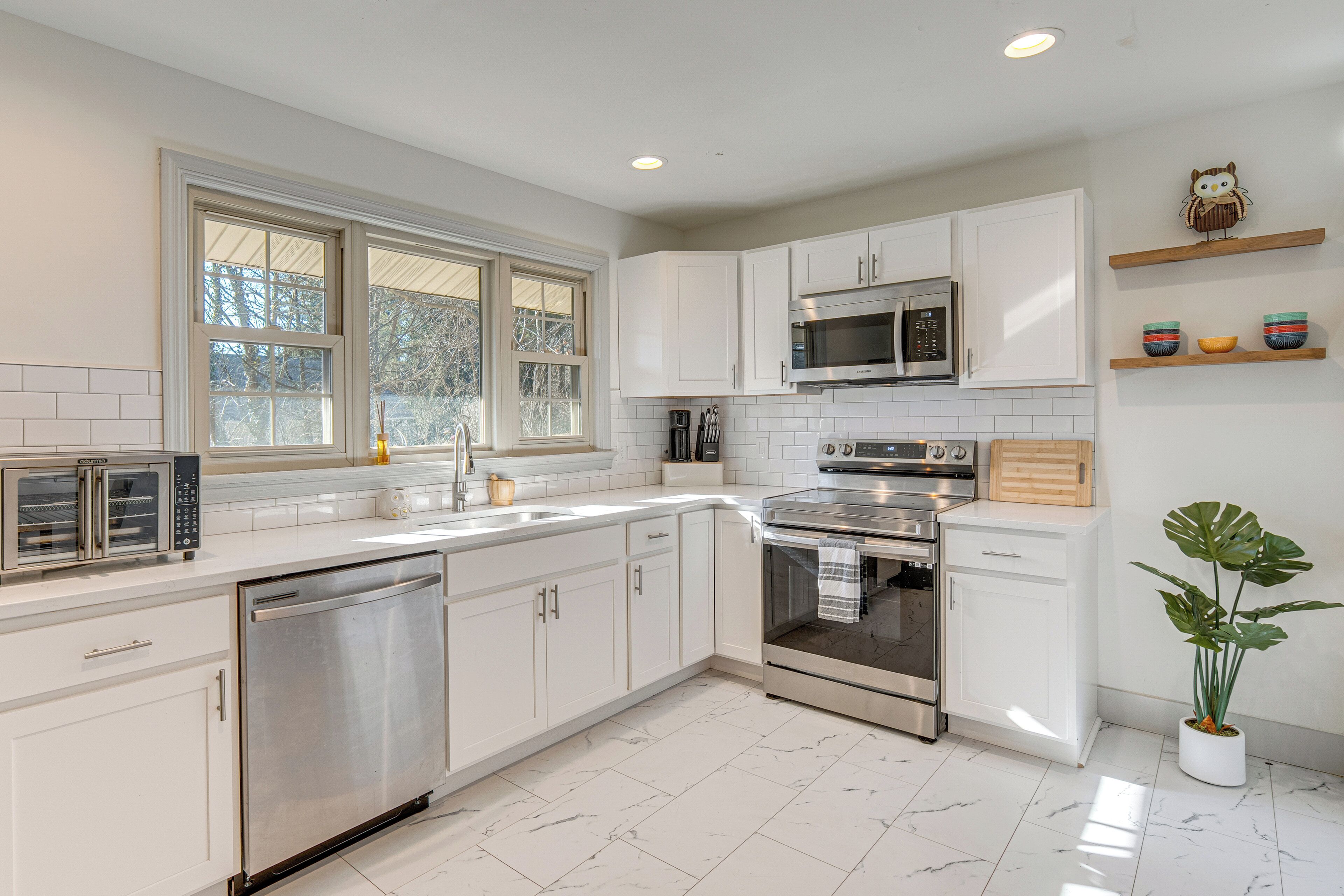 Coffee/tea maker, fridge, microwave, stovetop