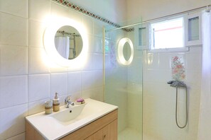 Shower, hair dryer, towels - Villa Serenita in Agios Georgios (Agios Georgios)