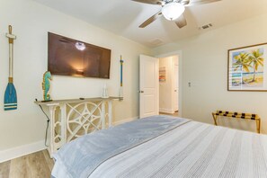 Room - < 2 Mi to Navarre Beach: Group Home w/ Deck + Bar (Navarre)