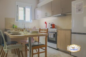 Refrigerador, horno, parrilla de estufa y cafetera y tetera 