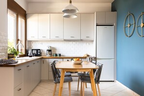 Fridge, microwave, oven, stovetop - Luxury house with Pool & Seaview - Infinite Blue (Ligaria)