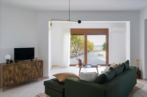 TV - Luxury house with Pool & Seaview - Infinite Blue (Ligaria)
