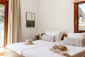 2 bedrooms, iron/ironing board, travel cot, free WiFi - Dreamy house with Pool & Seaview - Infinite Blue (Ligaria)