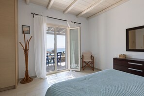 4 habitaciones, escritorio y tabla de planchar con plancha 