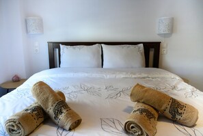 2 bedrooms, travel cot, free WiFi, bed sheets - Minimal Condo Trikala town (Trikala)