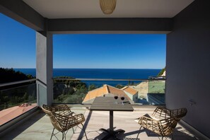 Outdoor dining - Two bedroom Villa - Kathisma Sunset Villas (Lefkada)