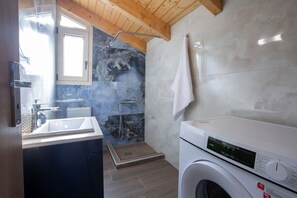 Douche, séchoir à cheveux, serviettes fournies