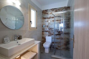 Shower, hair dryer, towels - Three Bedroom Villa- Kathisma Sunset Villas (Lefkada)