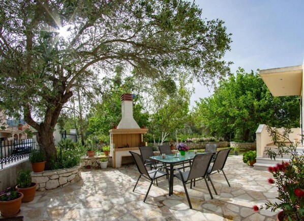 Outdoor dining - Nikis Country House - Lefkada BnB Private Parking (Ligia)