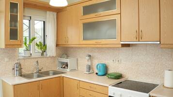 Coffee/tea maker, fridge, microwave, oven