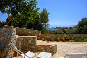 Terrace/patio - Heartwood Suite w Shared Pool by Roots Suites (Agios Nikolaos)