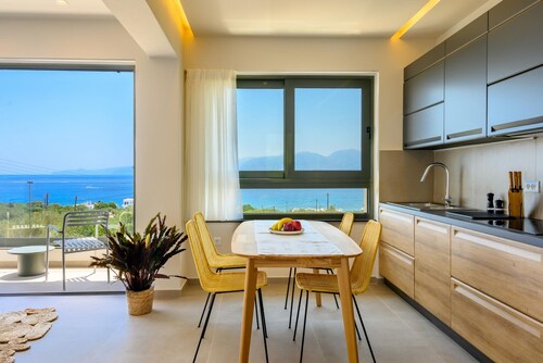 Crown Suite w Shared Pool by Roots Suites