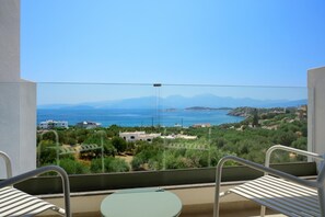 Property grounds - Crown Suite w Shared Pool by Roots Suites (Agios Nikolaos)