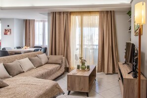 TV - Sky 7 View Apartment (Heraklion)