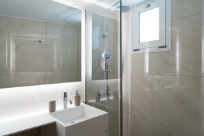 Shower, hair dryer, towels - Pananos Sq.  House I (Heraklion)