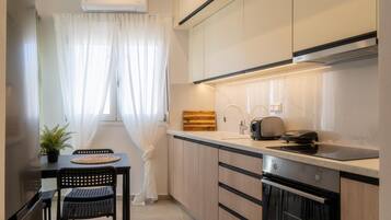 Coffee/tea maker, fridge, microwave, oven