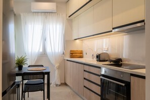 Fridge, microwave, oven, stovetop - Pananos Sq. House II (Heraklion)