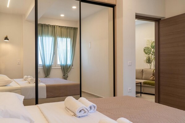 2 bedrooms, iron/ironing board, travel cot, bed sheets - Pananos Sq. House II (Heraklion)