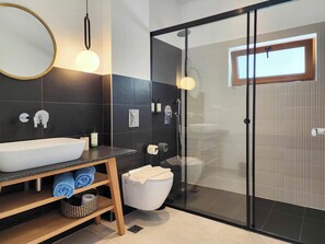 Deluxe Double Room, Balcony | Bathroom | Shower, free toiletries, hair dryer, towels - Zoe Boutique Hotel (Mylopotamos)