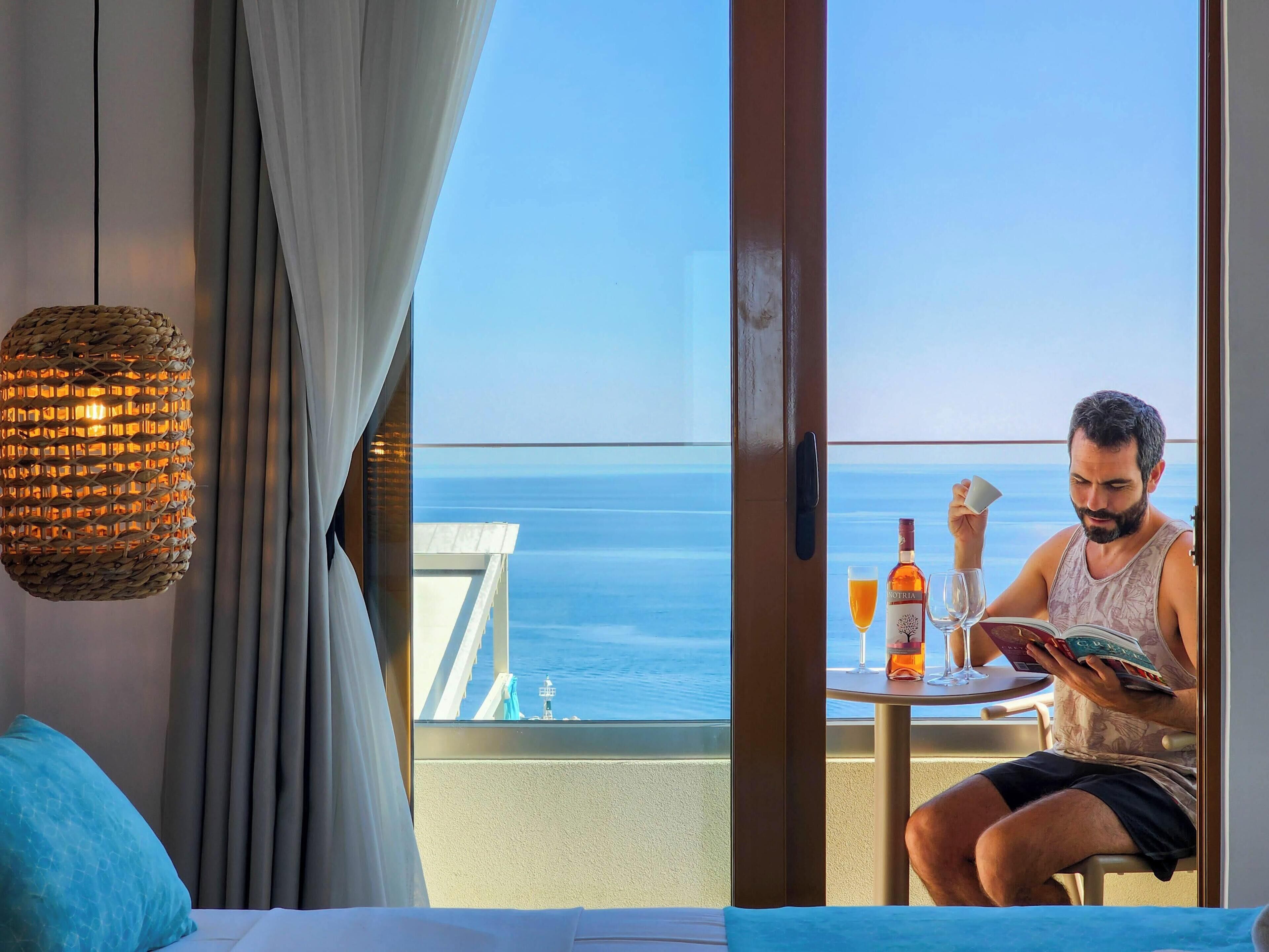 Standard dubbelrum - balkong - havsutsikt | Värdeförvaringsskåp på rummet, mörkläggningsgardiner och gratis wi-fi