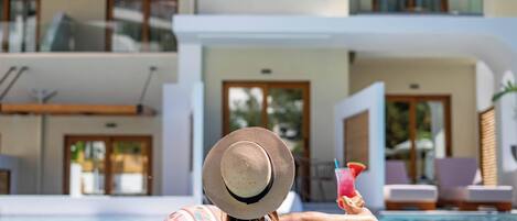 标准双人房, 阳台, 泳池景观 | 泳池 | 室外游泳池,免费小屋,池畔遮阳伞