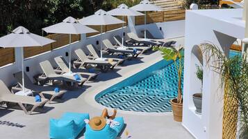 Outdoor pool, free cabanas, pool umbrellas