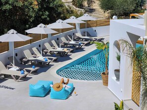 Una piscina al aire libre, cabañas de piscina gratuitas, sombrillas