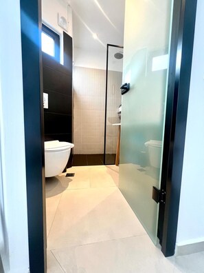 Deluxe dubbelrum - balkong - viss havsutsikt | Badrum | Dusch, gratis toalettartiklar, hårtork och handdukar