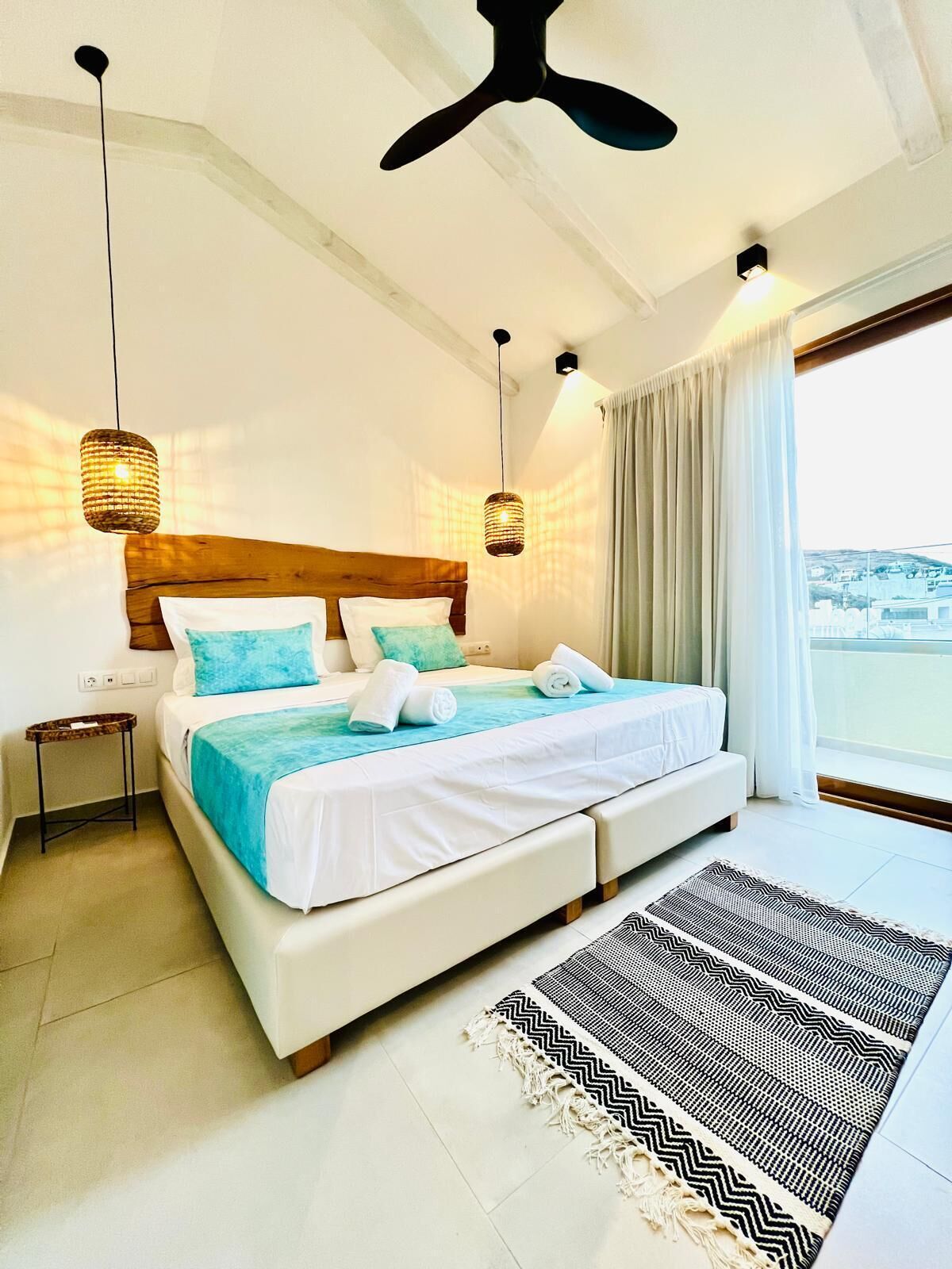 Deluxe dubbelrum - balkong - viss havsutsikt | Värdeförvaringsskåp på rummet, mörkläggningsgardiner och gratis wi-fi