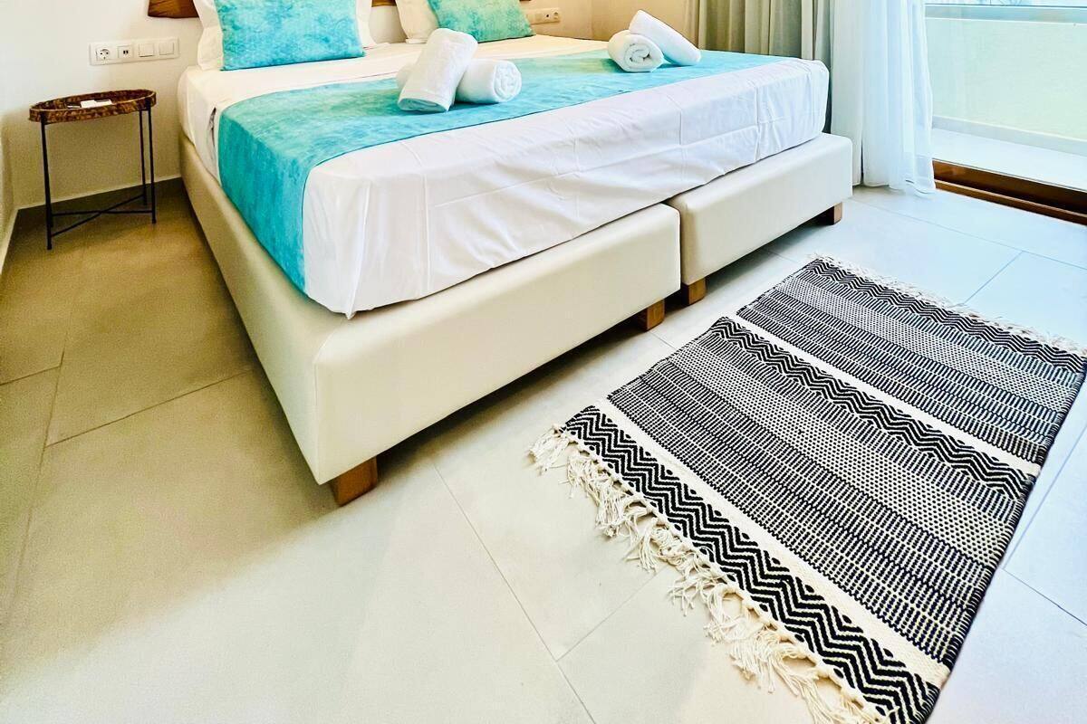 Deluxe dubbelrum - balkong - viss havsutsikt | Värdeförvaringsskåp på rummet, mörkläggningsgardiner och gratis wi-fi