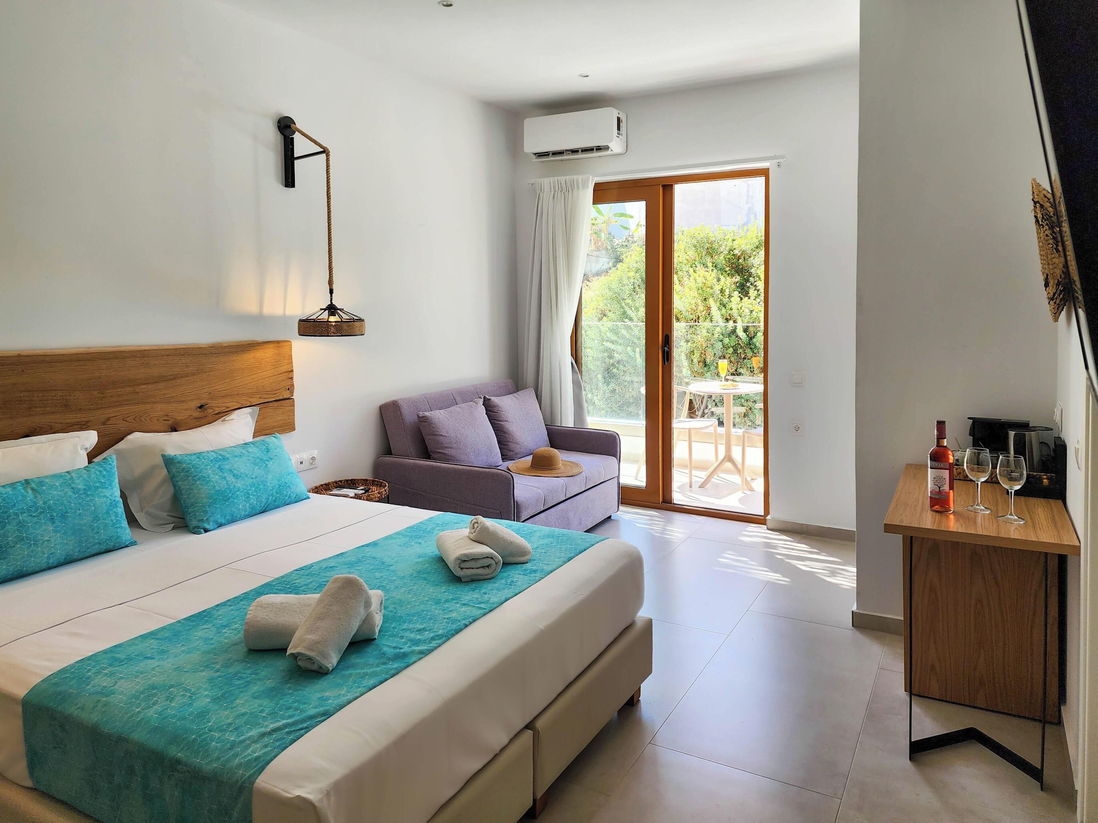 Deluxe dubbelrum - balkong | Värdeförvaringsskåp på rummet, mörkläggningsgardiner och gratis wi-fi