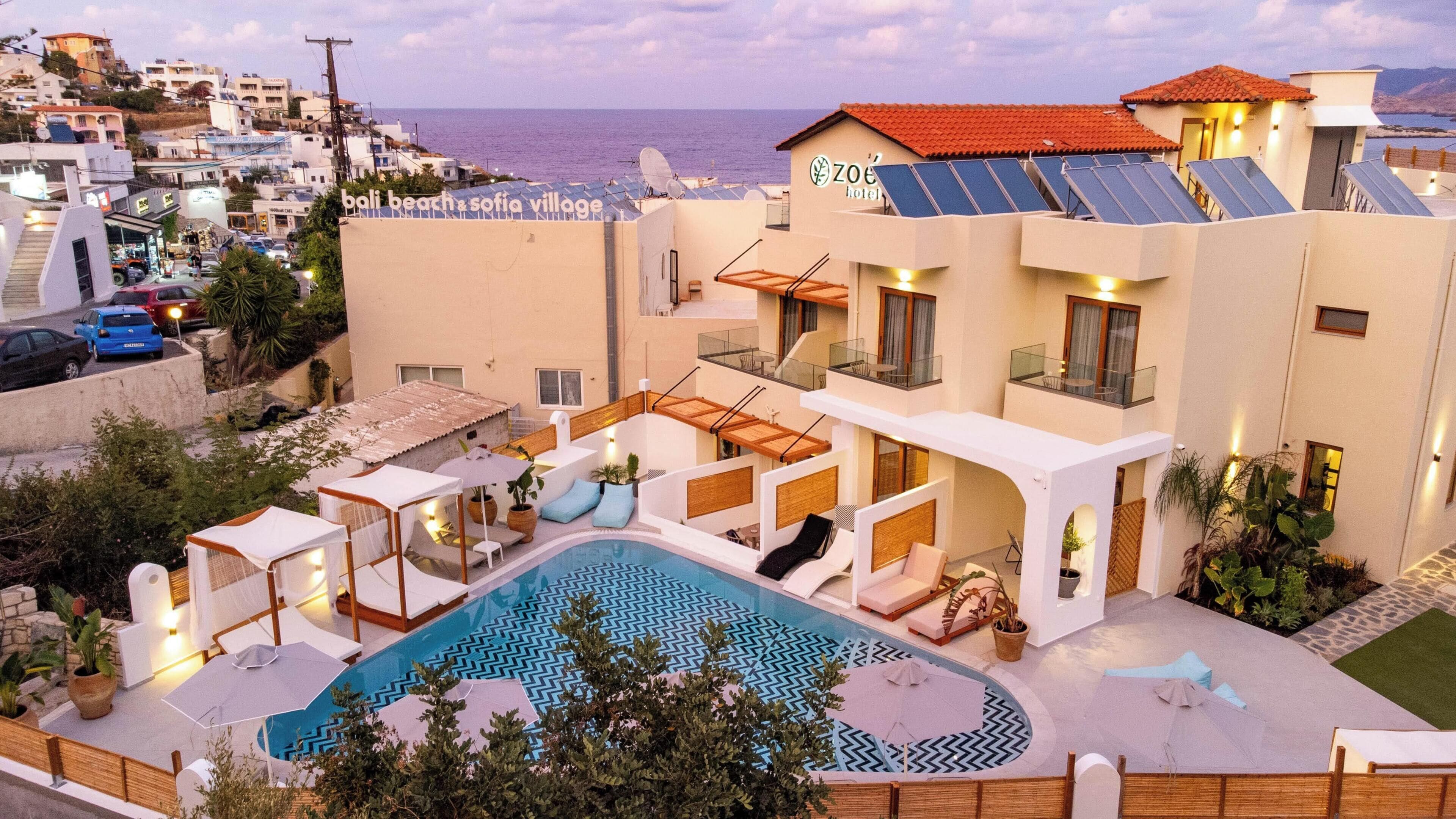 Una piscina al aire libre, cabañas de piscina gratuitas, sombrillas