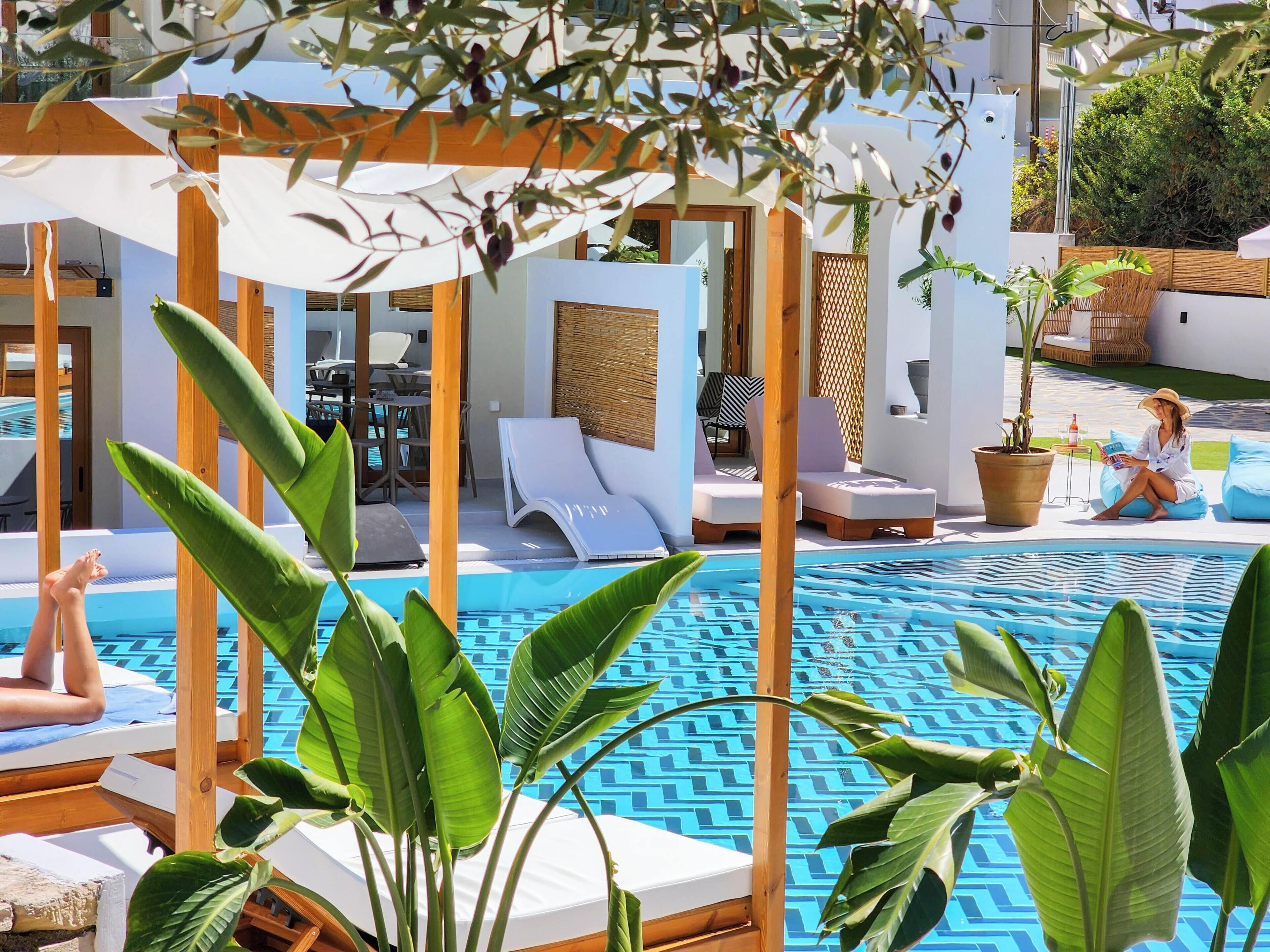 Outdoor pool, free cabanas, pool umbrellas