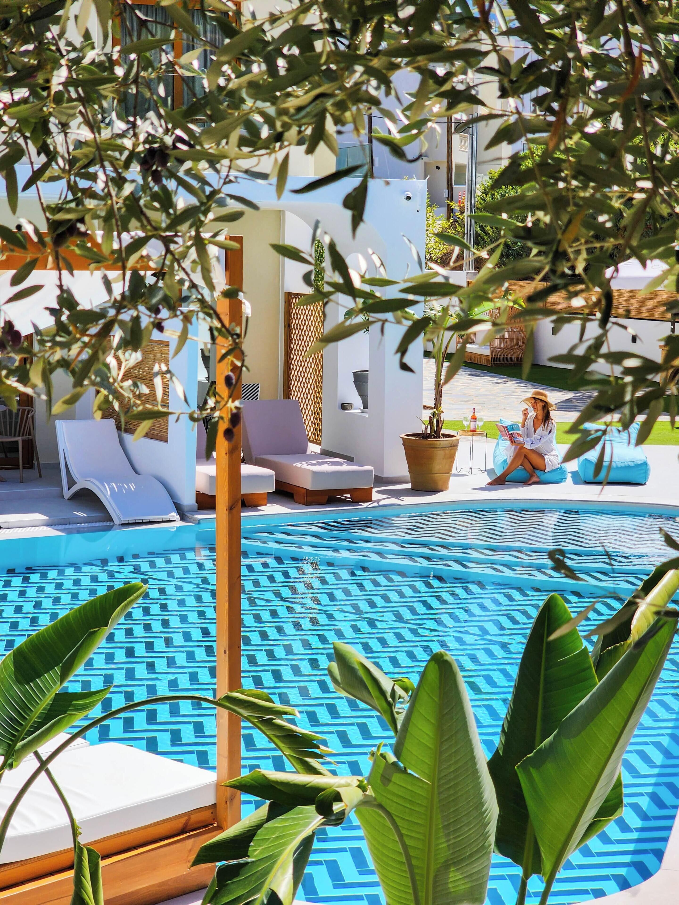 Una piscina al aire libre, cabañas de piscina gratuitas, sombrillas