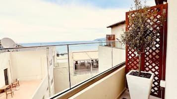 Deluxe-Doppelzimmer, Balkon, eingeschränkter Meerblick | Unterkunftsgelände